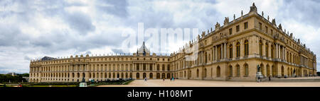Das Schloss von Versailles oder einfach Versailles ist eine königliche Schloss in der Nähe von Paris, Frankreich. Genähte Panorama. Stockfoto