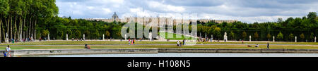 Das Schloss von Versailles oder einfach Versailles ist eine königliche Schloss in der Nähe von Paris, Frankreich. Die Gärten von Versailles mit dem Canale Grande. Stockfoto