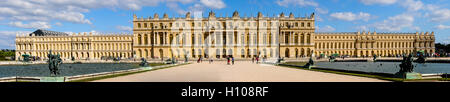 Das Schloss von Versailles oder einfach Versailles ist eine königliche Schloss in der Nähe von Paris, Frankreich. Genähte Panorama. Stockfoto