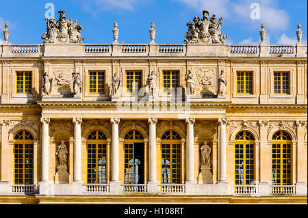 Das Schloss von Versailles oder einfach Versailles ist eine königliche Schloss in der Nähe von Paris, Frankreich. Stockfoto