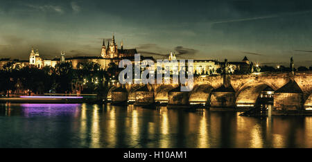 Karlsbrücke Blick auf die Prager Burg bei Nacht Moldau Fluss Europa Sehenswürdigkeiten Moldau in Prag Tschechische Republik Europa weltberühmte Denkmäler Weitsicht Stockfoto