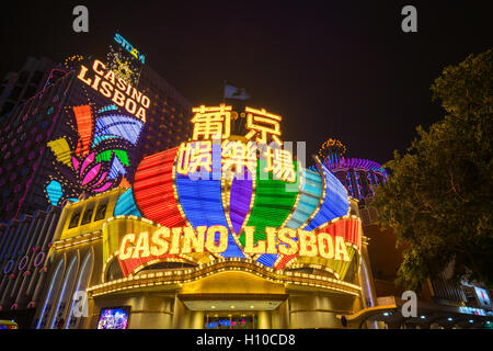 Macau, Macau SAR - 12. März 2016: Casino Lisboa ist eines der berühmtesten Kasinos in Macau, China. Stockfoto