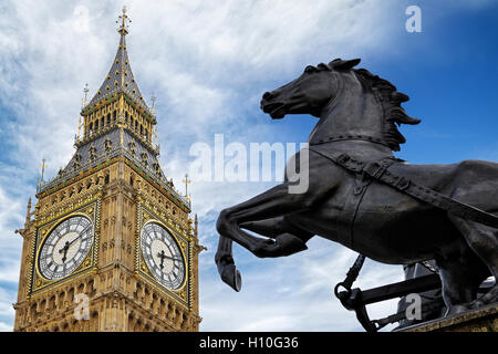 Statue der Boudicca und Big Ben, London, UK. Stockfoto