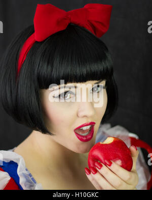 Snow White nimmt einen Bissen Stockfoto