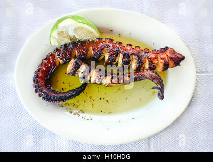 Meeresfrüchte - Krake auf Platte in einer griechischen Taverne Stockfoto