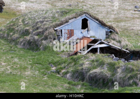 verlassene überdachte isländischen Rasen Haus jetzt verwendet, da ein Feld speichern Island Stockfoto