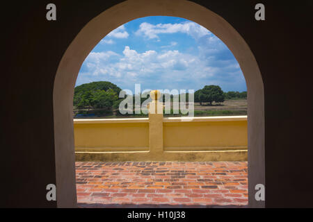 Landschaft in Mompox, Kolumbien betrachtet durch einen Bogen in der historischen Stadtmarkt Stockfoto