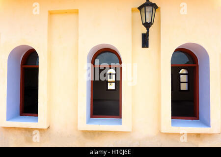 Fünf Fenster und einer Straßenlaterne auf einer kolonialen Kirche in Mompox, Kolumbien Stockfoto