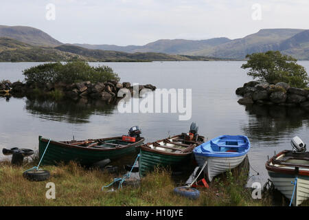 Seeforellenfischen Irland Lachsfischen Irland Holzfischerboote für Wildangler am Ufer des Lough Currane, County Kerry, Irland. Stockfoto