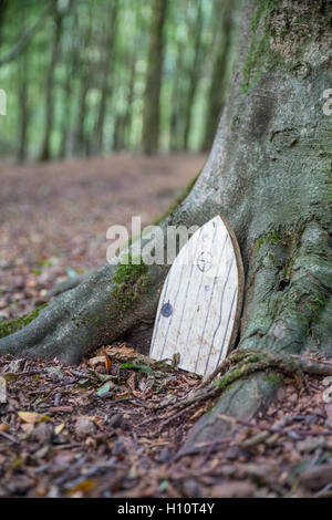 Fee-Tür im Baumstamm Stockfoto
