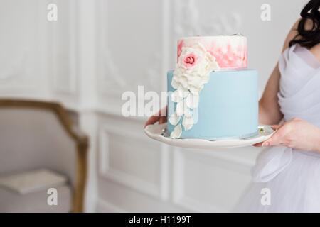 Braut hält eine wunderschöne Hochzeitstorte Stockfoto