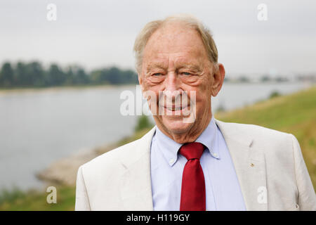 Happy senior woman 80 posiert vor Fluss, Schuss im Sommer hautnah Stockfoto