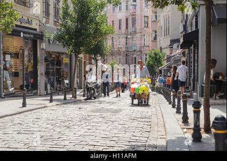 Yuksek Kaldirim Straße ist eine alte Geschäftsviertel von Galata/Karakoy Viertel von Istanbul, Türkei. Stockfoto