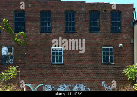 Ziegelmauer am Gebäude im historischen Stadtzentrum von Lynchburg, Virginia, USA Stockfoto