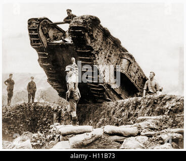 Ein britischer Panzer Besatzung Manöver eine Mark IV männlichen Vorratsbehälter über einen Graben. Ein Offizier trug die Machine Gun Corps uniform Gesten an den Tank nach unten. Foto aufgenommen Nov.-Dez. 1917 während der Schlacht von Cambrai in der Region Nord-Pas-de-Calais, Frankreich. Stockfoto