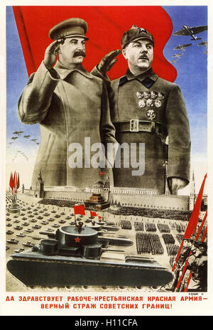 ДА ЗДРАВСТВУЕТ РАБОЧЕ-КРЕСТЬЯНСКАЯ КРАСНАЯ АРМИЯ - ВЕРНЫЙ СТРАЖ СОВЕТСКИХ ГРАНИЦ! Lang lebe der Roten Armee - ein treuer Wächter der sowjetischen Grenzen! 1935-sowjetische Propaganda-Plakat entworfen von Gustav Klutsis (1895-1938) mit Joseph Stalin und Kliment Voroshilov grüßen einer Militärparade auf dem Roten Platz in Moskau. Stockfoto