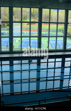 Lynchburg, VA, USA. Blick auf den Campus des Randolph College, mit Swimmingpool und Tennisplätzen. Stockfoto