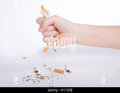 Kein Rauchen Konzept, Closeup geballten Faust greifen Zigaretten, kein Rauchen Zeichen Stockfoto