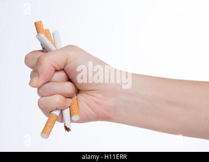 Kein Rauchen Konzept, Closeup geballten Faust greifen Zigaretten, kein Rauchen Zeichen Stockfoto