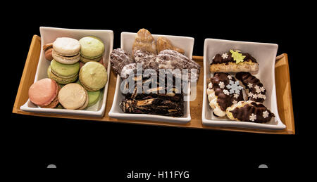 Stilvolle Teller mit verschiedenen festlichen Cookies auf dem dunklen Hintergrund. Symbolische Speisen. Süßwaren-Szene. Stockfoto