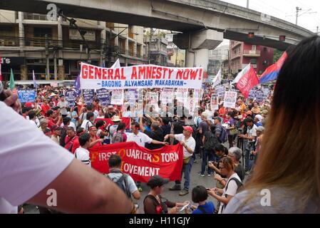 Manila, Philippinen. 21. Sep, 2016. Demonstranten versammeln sich am Mendiola. Die Liga der philippinischen Studenten (LFS) forderte Bildung Beteiligten, an den Aktivitäten teilnehmen, die in erster Linie für Bildungsreformen in der gegenwärtigen Regierung nennen wollen. © George Buid/Pacific Press/Alamy Live-Nachrichten Stockfoto