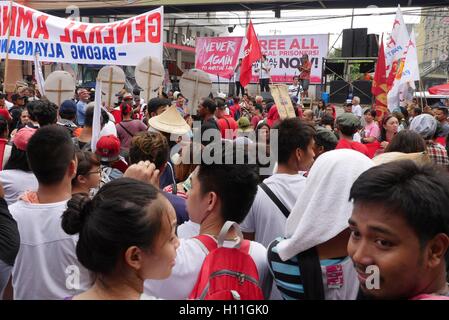 Manila, Philippinen. 21. Sep, 2016. Demonstranten versammeln sich am Mendiola. Die Liga der philippinischen Studenten (LFS) forderte Bildung Beteiligten, an den Aktivitäten teilnehmen, die in erster Linie für Bildungsreformen in der gegenwärtigen Regierung nennen wollen. © George Buid/Pacific Press/Alamy Live-Nachrichten Stockfoto