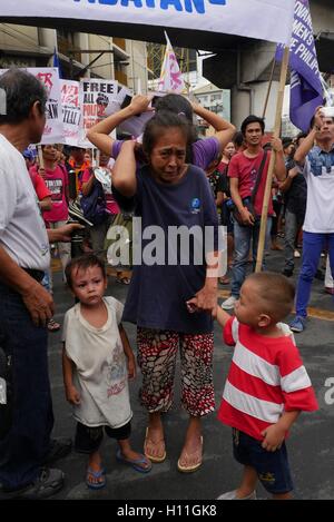 Manila, Philippinen. 21. Sep, 2016. Eine Frau und zwei Kindern bedeckt meinen Ausstand Demonstranten. Die Liga der philippinischen Studenten (LFS) forderte Bildung Beteiligten, an den Aktivitäten teilnehmen, die in erster Linie für Bildungsreformen in der gegenwärtigen Regierung nennen wollen. © George Buid/Pacific Press/Alamy Live-Nachrichten Stockfoto