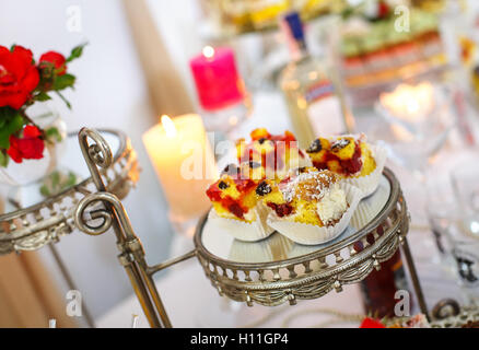 Wunderschön dekoriert Festtafel. Desserts mit Keksen Stockfoto