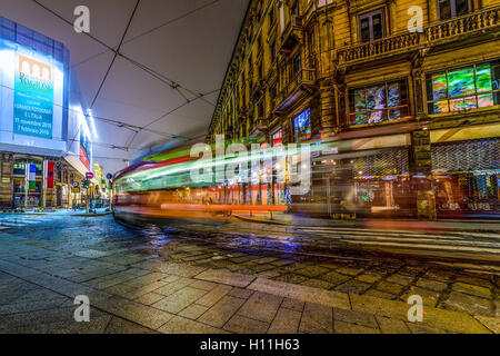 Straßenbahnwagen in Mailand bei Nacht Stockfoto