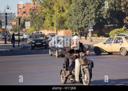 Marokko Marrakesch Motorradfahrer im souk Stockfoto