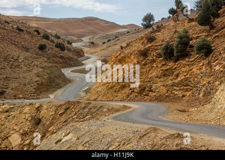 Kurvenreiche Straße im Herzen des hohen Atlas führenden durch den hohen Atlas Gebirge Stockfoto