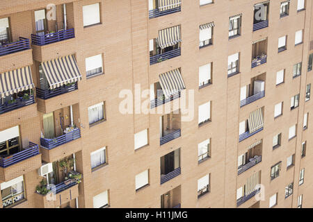 Gebäude mit Balkonen im Städtebau Straße Stockfoto