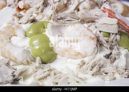 Russischer Salat mit Thunfisch und Oliven, Essen und restaurant Stockfoto