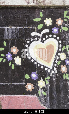 Herz-Blumen in städtischen Wandmalerei, Dekoration Stockfoto