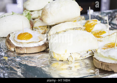 Ei-Sandwich mit Ziegenkäse in Restaurant, Essen Stockfoto