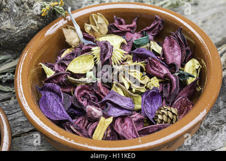 Platte mit trockenen Blättern und duftenden Farben Stockfoto