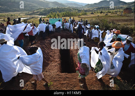 "Famadihana": Grabbeigaben Tradition bekannt als das Drehen der Knochen (Madagaskar) Stockfoto