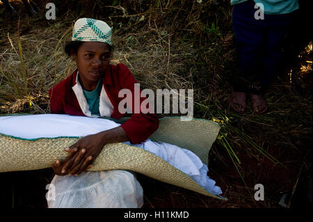 "Famadihana": Grabbeigaben Tradition bekannt als das Drehen der Knochen (Madagaskar) Stockfoto