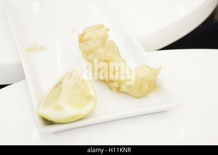 Tintenfisch mit Zitrone im Restaurant, Essen und Gastfreundschaft Stockfoto