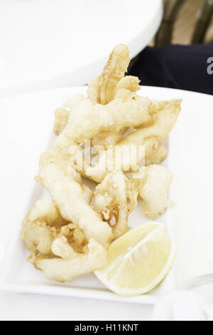 Tintenfisch mit Zitrone im Restaurant, Essen und Gastfreundschaft Stockfoto
