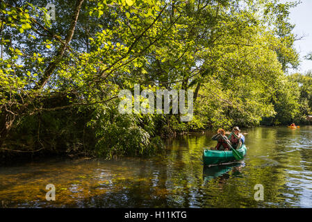 Bootsfahrt auf dem Fluss La Dronne in Brantome, Dordogne, Aquitaine, Frankreich. Stockfoto