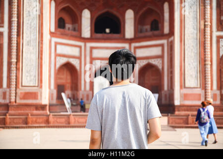 Junge Reisende zu Fuß in Richtung Eingang zum Taj Mahal in Agra, Indien. Stockfoto