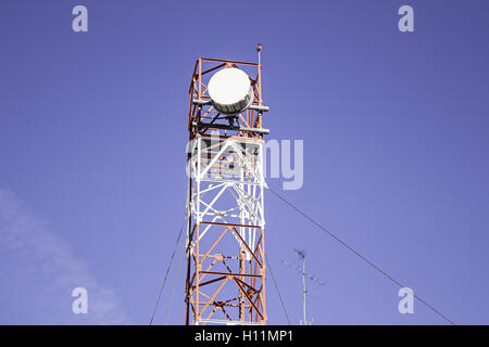 -Turm in der Stadt, Kommunikation und Energie Stockfoto