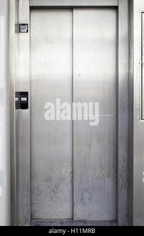 Heben Sie Metalltür städtische Gebäude, Bau Stockfoto