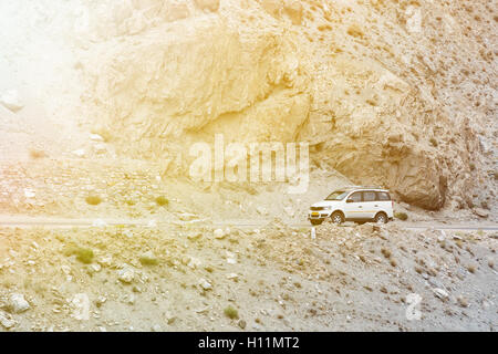 Offroad-SUV fahren auf den Felsen Bergstraße in Leh, Indien. Stockfoto