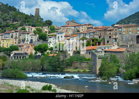 Das Dorf Roquebrune in der Saint-Chinian Weinherstellung Region der französischen Departement Hérault Stockfoto