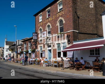 Der George Bar und Grill Custom House Quay mit Touristen Essen gehen in der Sonne auf das Harbourside Weymouth Dorset England UK Stockfoto