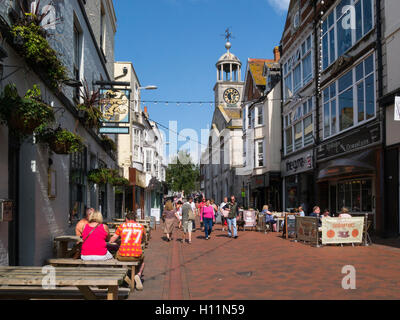 Blick entlang der Fußgängerzone St. Edmund's Street Weymouth Stadt Zentrum Dorset England UK belebten Einkaufsstraße mit Golden Lion Inn und historische Guidhall Stockfoto