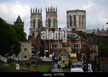 Der Blick in Richtung Lendal Bridge und York Minster, North Yorkshire, UK. Stockfoto