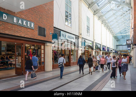 Mode-Designer Läden, Gunwharf Quays Outlet Village, Portsmouth, Hampshire, England, Vereinigtes Königreich Stockfoto